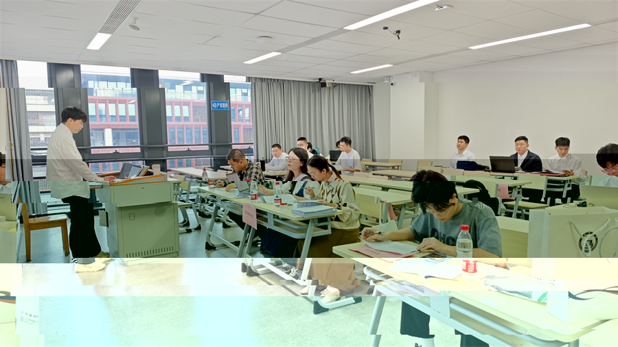 學生答辯現場.jpg